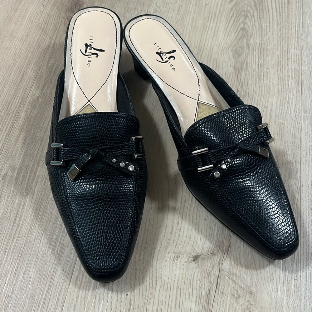 Made by Life stride. Brand new never worn no tags 7 1/2 women’s.